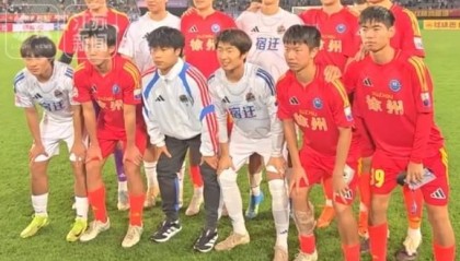 KOK体育-徐州vs宿迁赛后，江苏常晋球员合影，苗润东、张桐瑞交换球衣