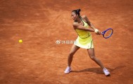 WTA1000罗马站：郑钦文险胜布克沙晋级32强 轰11记Ace展现强势状态|女单|发球|比赛|对手|比分_新浪体育_新浪新闻