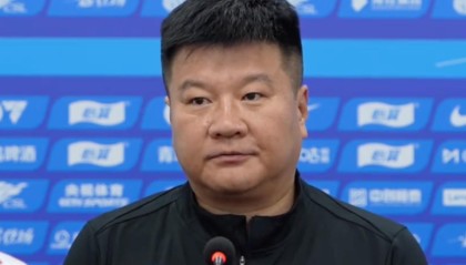 KOK体育官方网站-略显仓促，李金羽正常出席赛前发布会，两小时后铁人官宣其下课